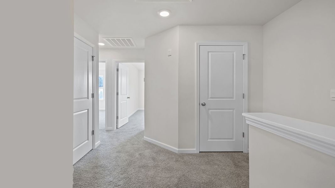 Spacious, unfurnished interior of a new home in Tanglewood Townes, Greenville (Image 17).