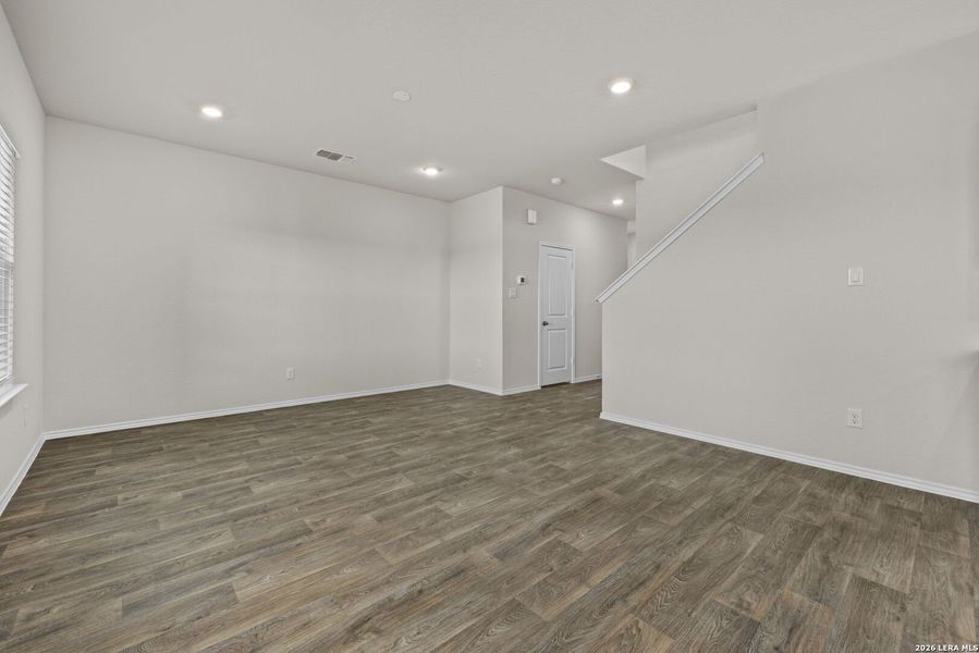 Spacious, unfurnished interior of a new home in Stonehill, San Antonio (Image 9).
