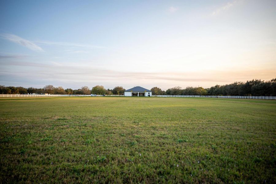 Spacious, unfurnished interior of a new home in , Fort Pierce (Image 17).