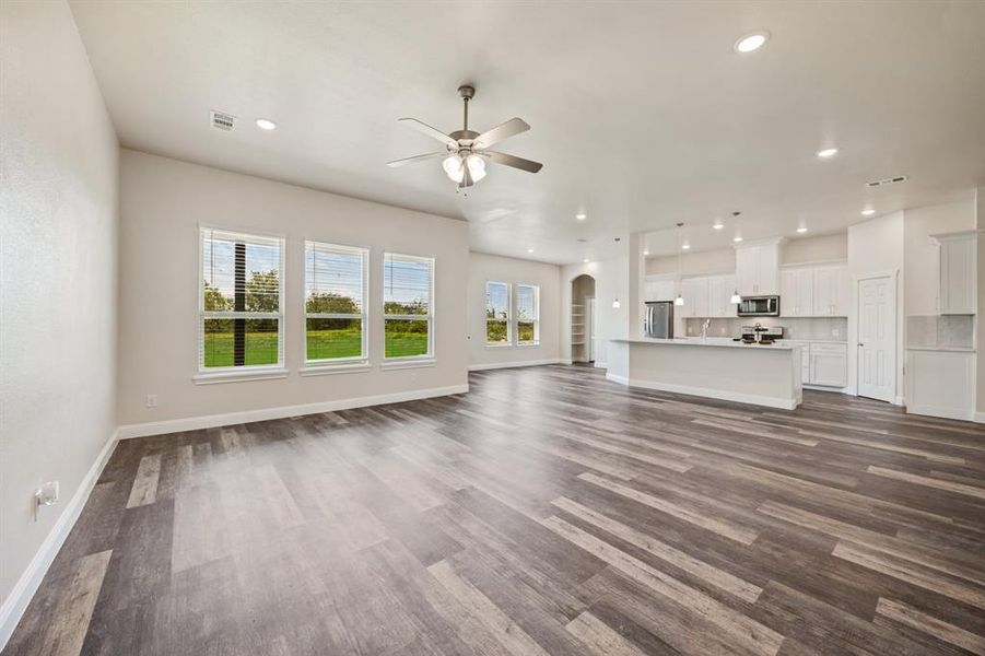 Spacious, unfurnished interior of a new home in , Corsicana (Image 14).