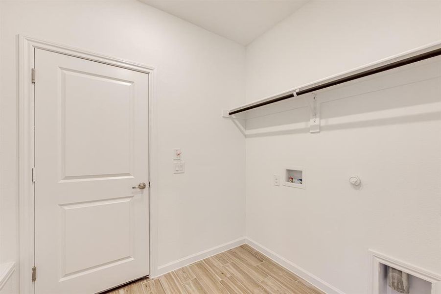 Spacious, unfurnished interior of a new home in Bear Creek Elements, Lavon (Image 31).