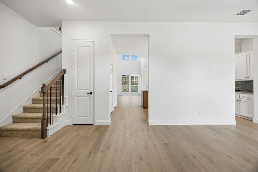 Spacious, unfurnished interior of a new home in Country Lakes, Denton (Image 13).