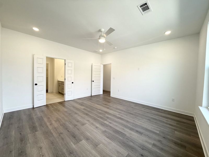 Unfurnished bedroom featuring a ceiling fan, recessed lighting, ensuite bath, and dark wood-style flooring