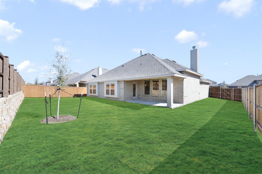 Exterior details and patio area of a home in Somerset, Venus (Image 4).