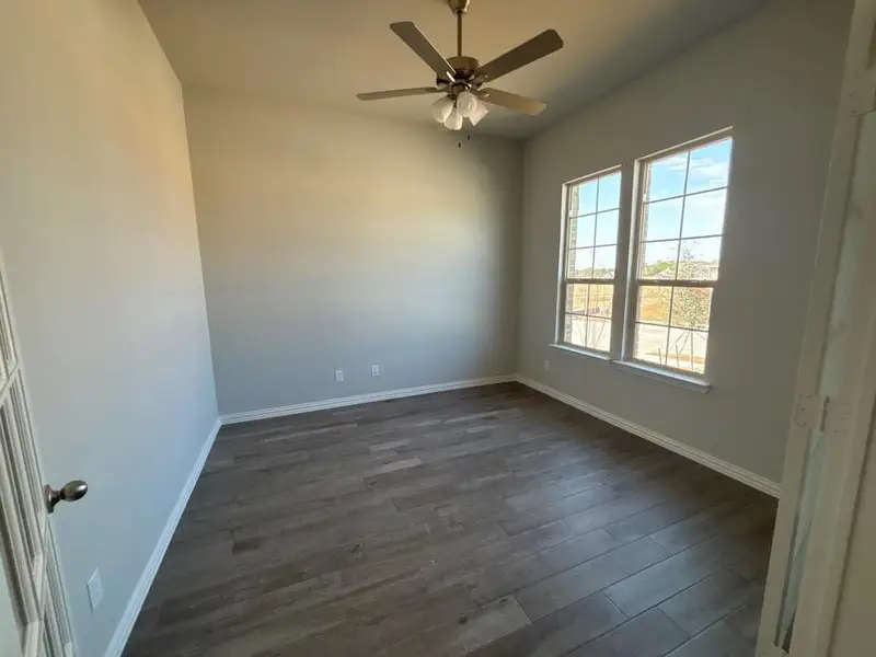 Spacious, unfurnished interior of a new home in Waterford Park, Weatherford (Image 11).