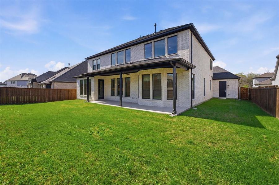 Exterior details and patio area of a home in Sonoma Verde, Rockwall (Image 4). Exterior details and patio area of a home in Sonoma Verde, Rockwall (Image 4).