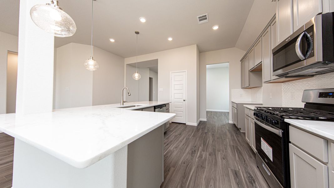 Representative furnished interior of a home built from the The Lakewood by Legend Homes in Cinco Lakes, San Antonio (Image 9).