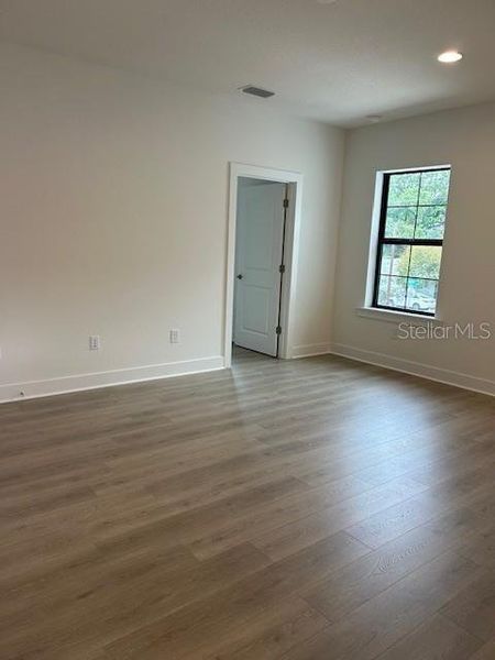 Spacious, unfurnished interior of a new home in , Tampa (Image 15).