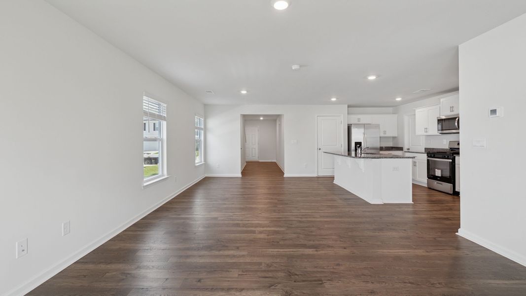 Spacious, unfurnished interior of a new home in Cloverdale Hills, Piedmont (Image 14).