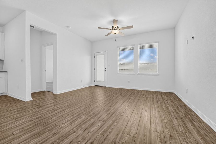 Spacious, unfurnished interior of a new home in Sunfield, Buda (Image 20).