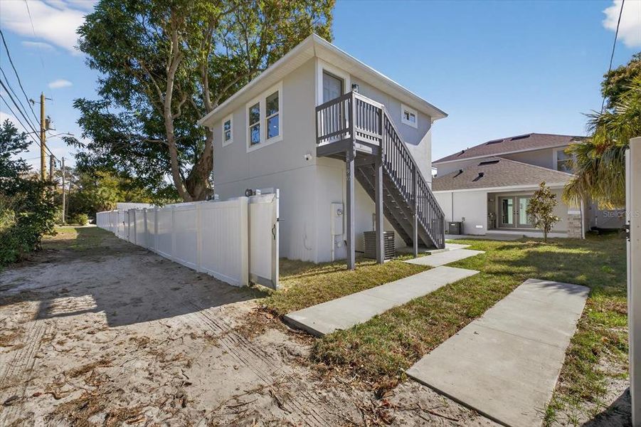 Exterior details and patio area of a home in , St. Petersburg (Image 45).