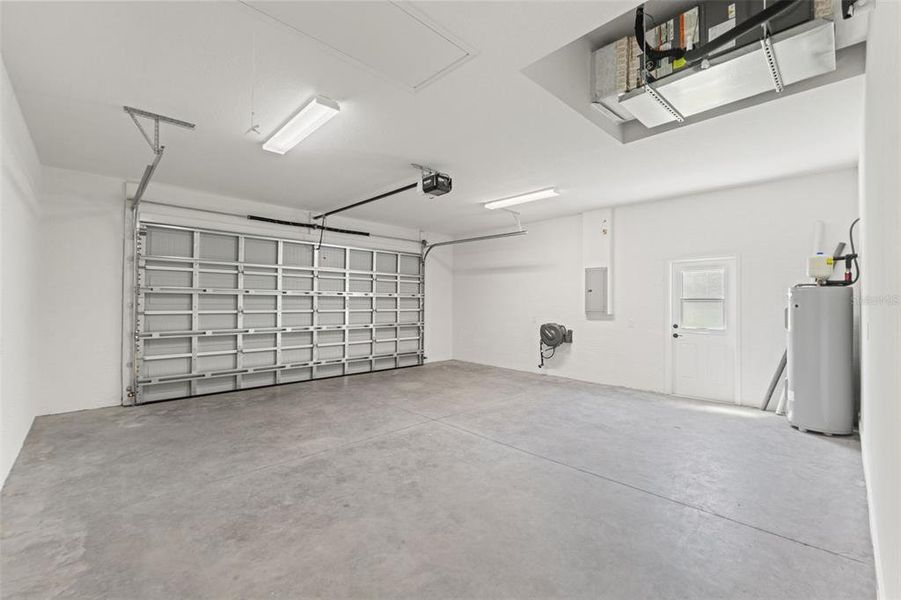 Spacious, unfurnished interior of a new home in , Citrus Springs (Image 22).