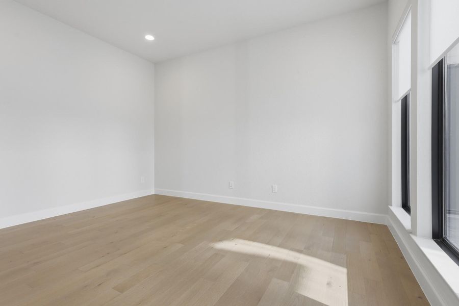 Spacious, unfurnished interior of a new home in Sienna, Missouri City (Image 32).