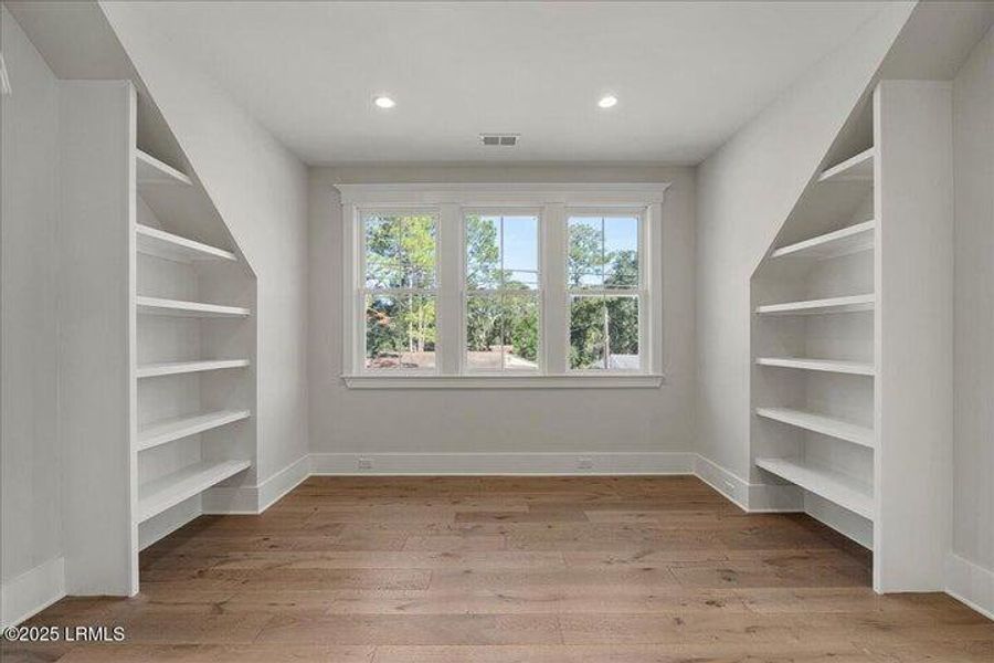 Spacious, unfurnished interior of a new home in , Beaufort (Image 14).