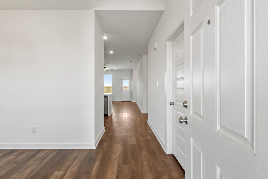 Spacious, unfurnished interior of a new home in Grand Lake, Snook (Image 7). Spacious, unfurnished interior of a new home in Grand Lake, Snook (Image 7).