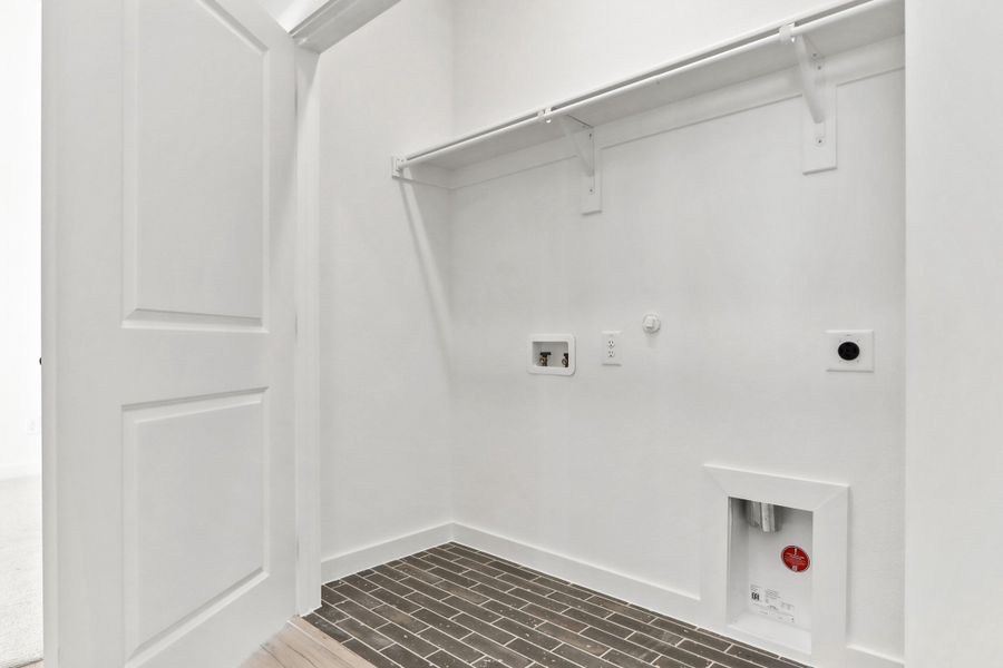 Spacious, unfurnished interior of a new home in Cottonwood Creek, Rowlett (Image 30).