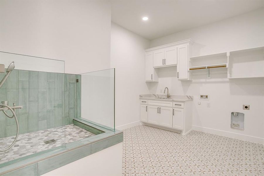 Furnished interior view inside a new home in , Weatherford (Image 9).