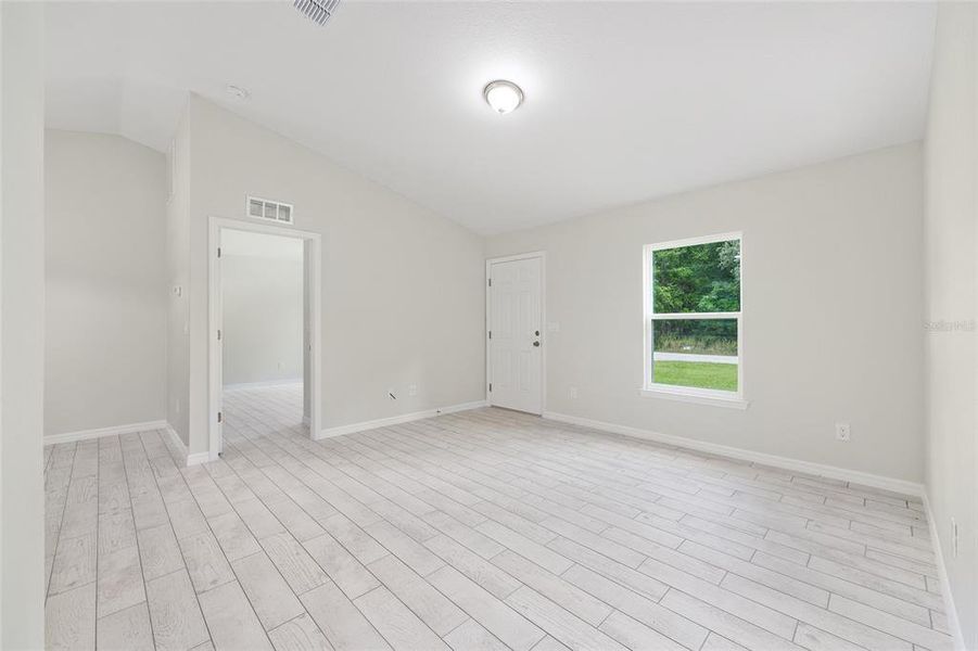 Spacious, unfurnished interior of a new home in , Ocala (Image 24).