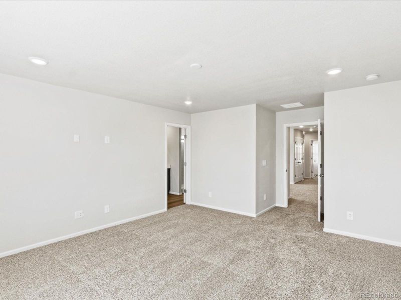 Spacious, unfurnished interior of a new home in Skyview at High Point, Aurora (Image 21).