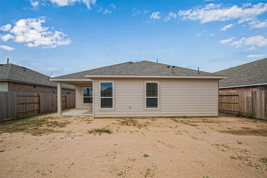 Exterior details and patio area of a home in Lago Mar, Texas City (Image 4).
