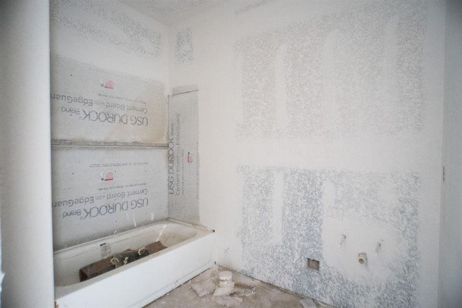 Spacious, unfurnished interior of a new home in , Navasota (Image 15).