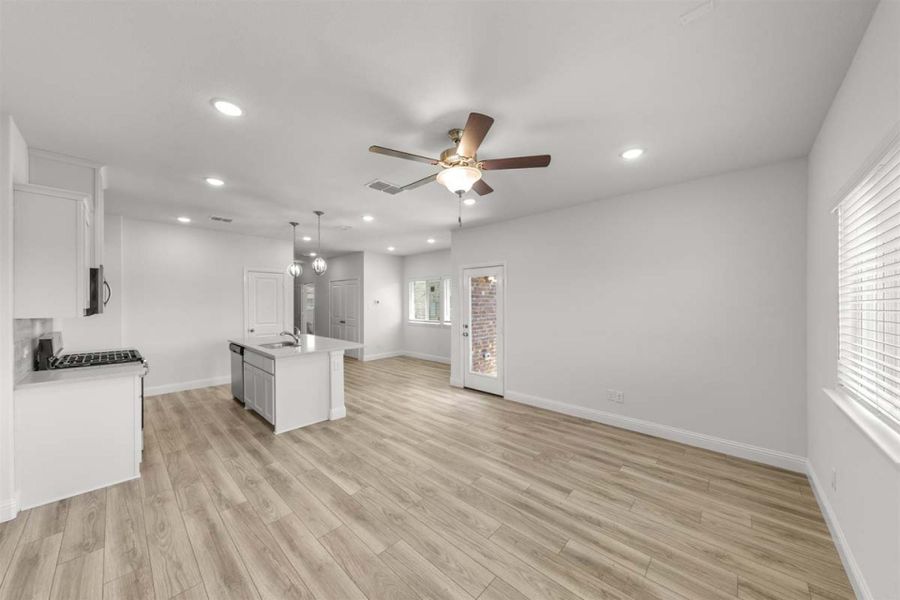 Spacious, unfurnished interior of a new home in Town Park, Princeton (Image 9).