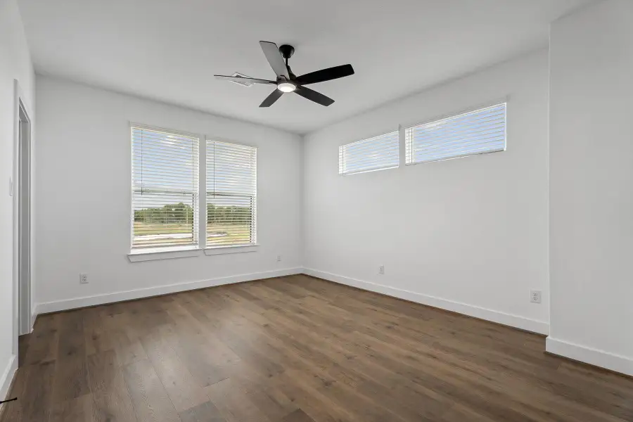 Spacious, unfurnished interior of a new home in Hallimore Ranch, Rosenberg (Image 10).