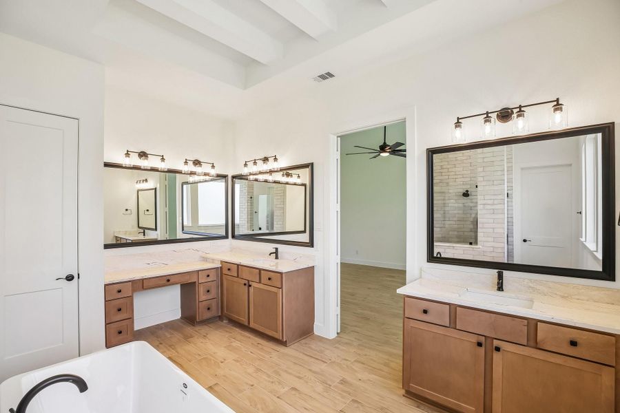 Furnished interior view inside a new home in , Mont Belvieu (Image 10).