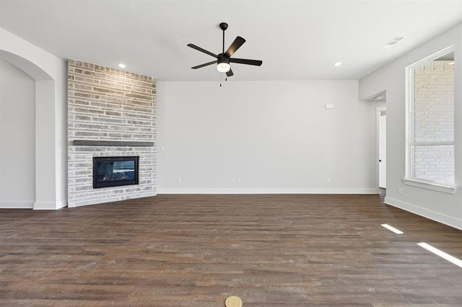 Spacious, unfurnished interior of a new home in Dove Hollow, Waxahachie (Image 11).