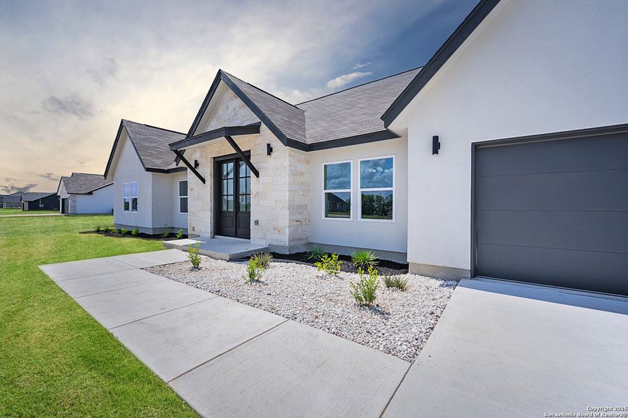 Exterior details and patio area of a home in , Natalia (Image 3).