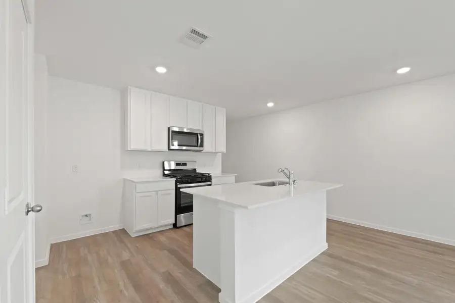Furnished interior view inside a new home in Silverthorne, Conroe (Image 5).