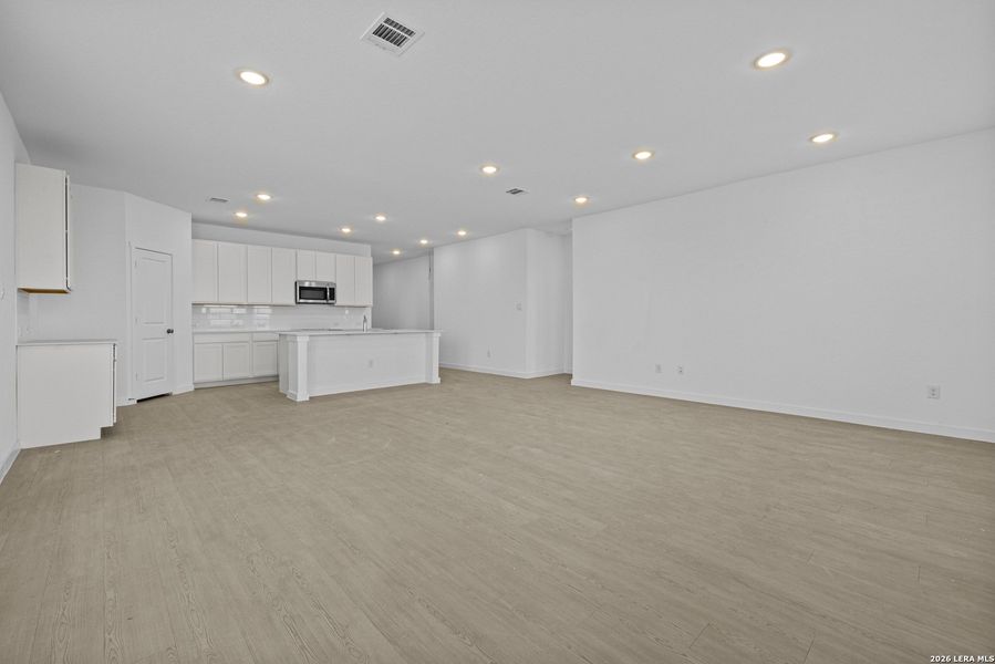 Spacious, unfurnished interior of a new home in Voss Farms, New Braunfels (Image 14).