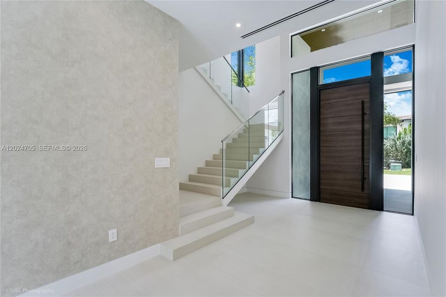 Spacious, unfurnished interior of a new home in , Pinecrest (Image 21).