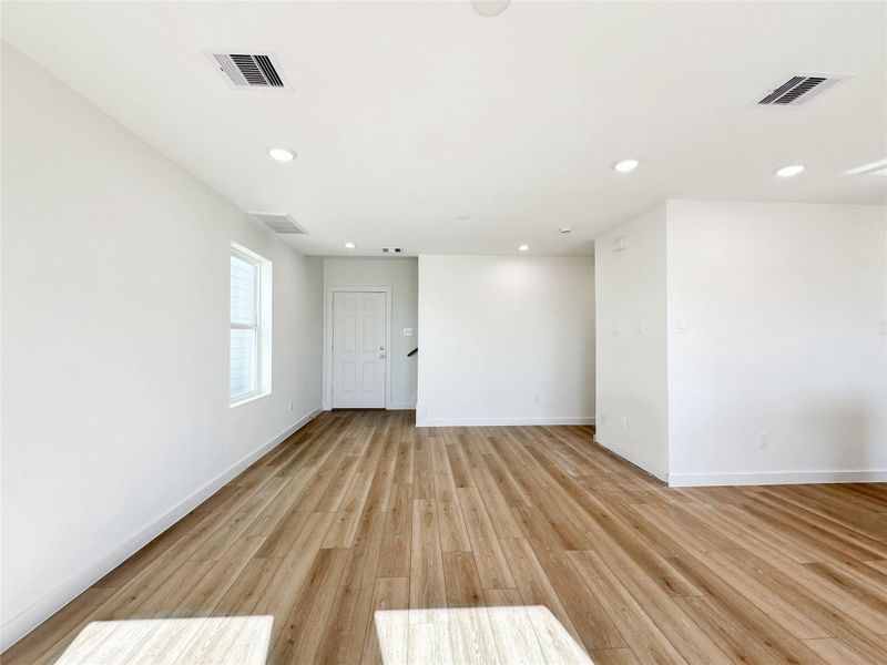 Spacious, unfurnished interior of a new home in , Conroe (Image 27).