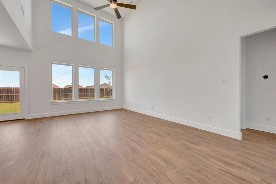 Spacious, unfurnished interior of a new home in Chaparral Park, Oak Point (Image 26).