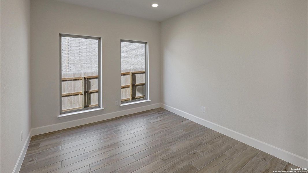 Spacious, unfurnished interior of a new home in Ladera 50', San Antonio (Image 27).