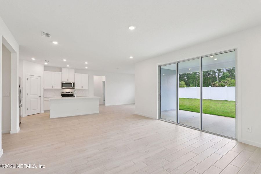 Spacious, unfurnished interior of a new home in Azalea Creek, Jacksonville (Image 33).