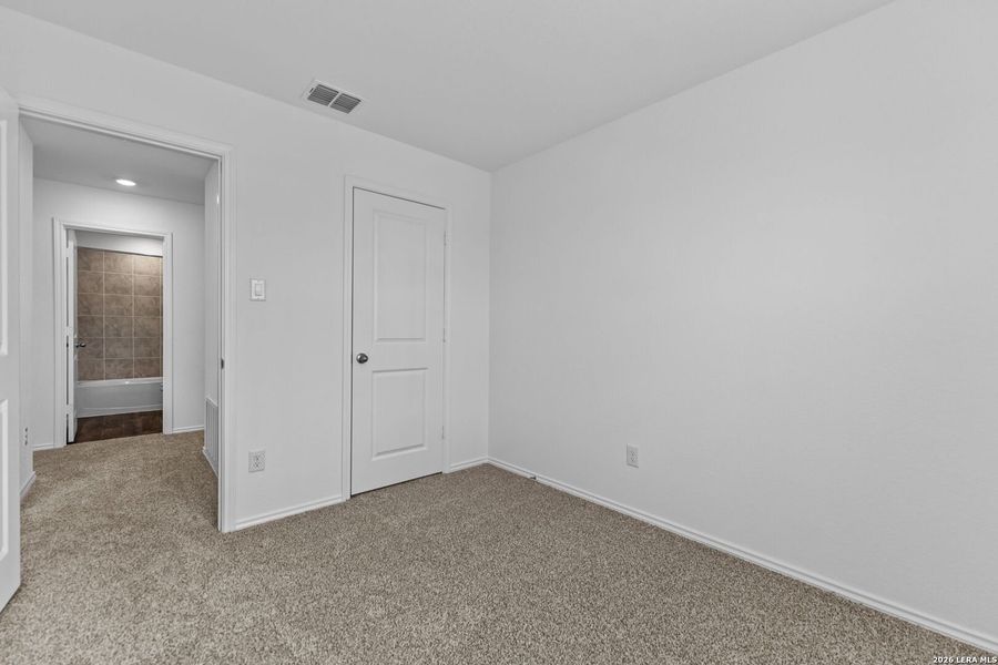 Spacious, unfurnished interior of a new home in Sonora, San Antonio (Image 18).