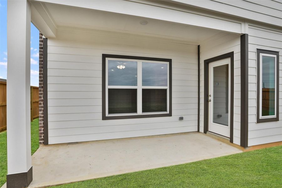 Exterior details and patio area of a home in Oakwood Estates, Waller (Image 3).