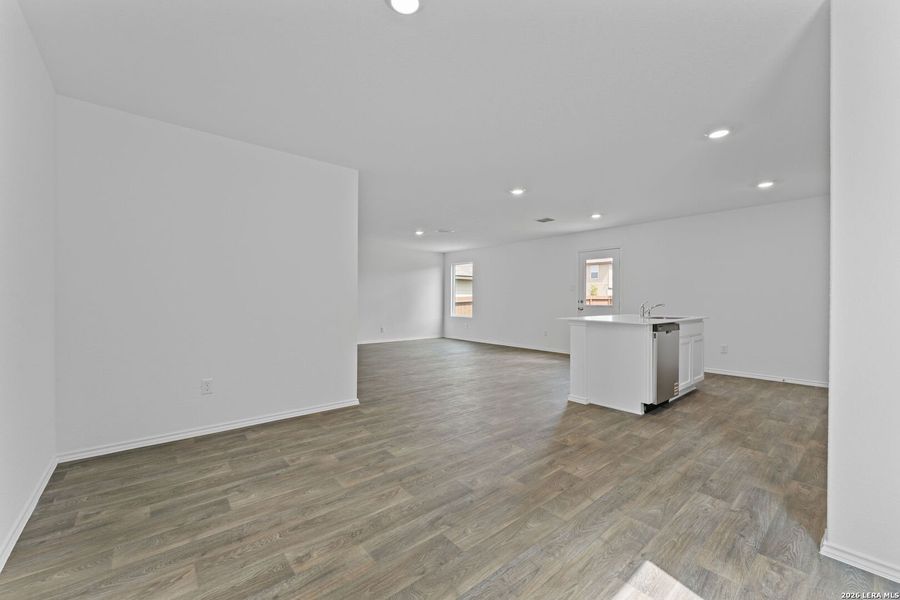 Spacious, unfurnished interior of a new home in Avenida, Converse (Image 17).