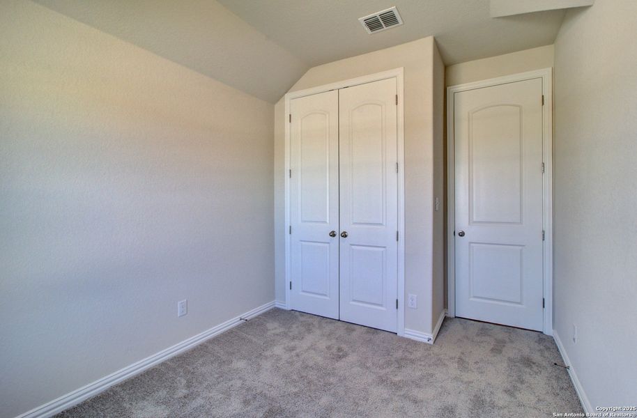 Spacious, unfurnished interior of a new home in Sunflower Ridge, New Braunfels (Image 17).