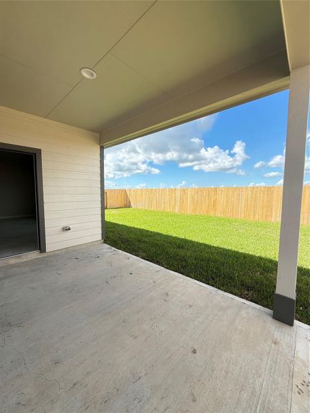 Exterior details and patio area of a home in Huntington Place, Rosharon (Image 14).