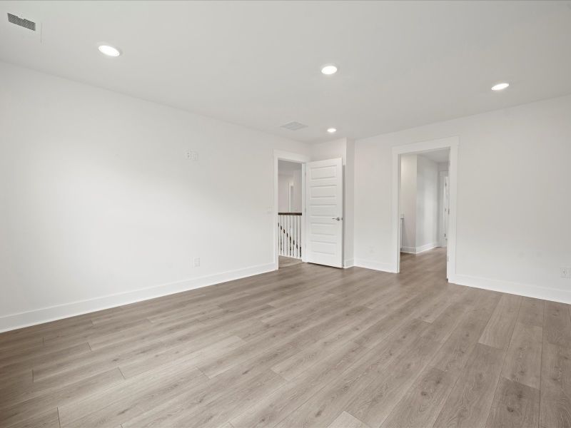 Spacious, unfurnished interior of a new home in The Coves at Lakes of Cane Bay, Summerville (Image 33).