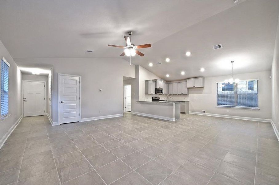 Spacious, unfurnished interior of a new home in Bayou Maison, Dickinson (Image 6).