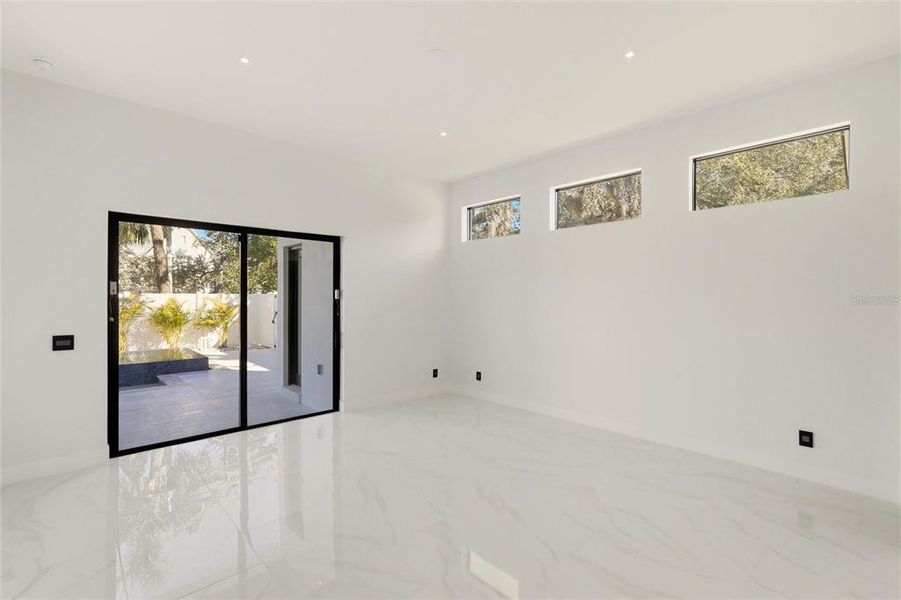 Spacious, unfurnished interior of a new home in , Sarasota (Image 27).