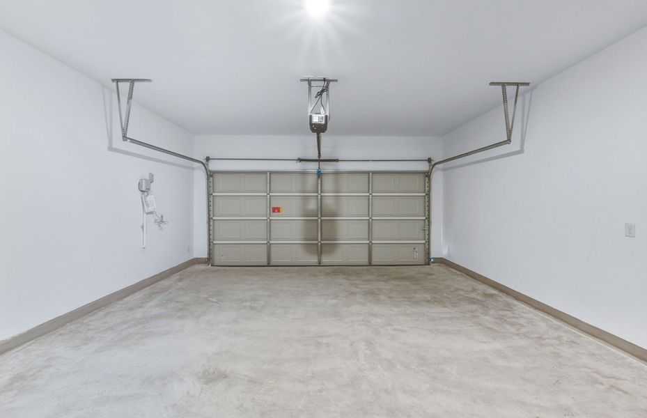 Spacious, unfurnished interior of a new home in Santa Rita Ranch, Liberty Hill (Image 41).