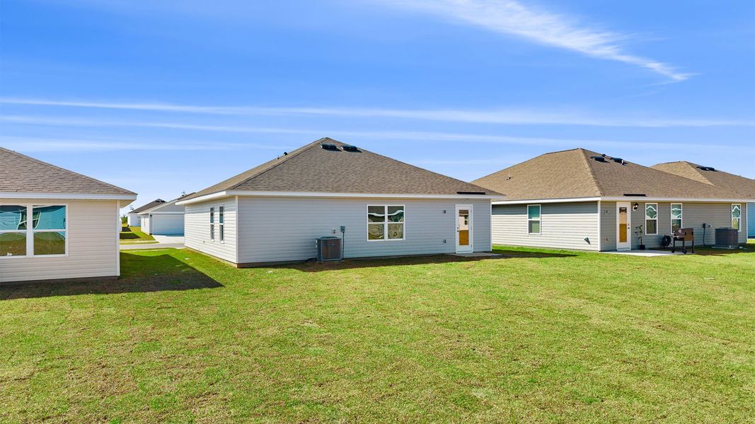Exterior details and patio area of a home in Liberty, Panama City (Image 3).