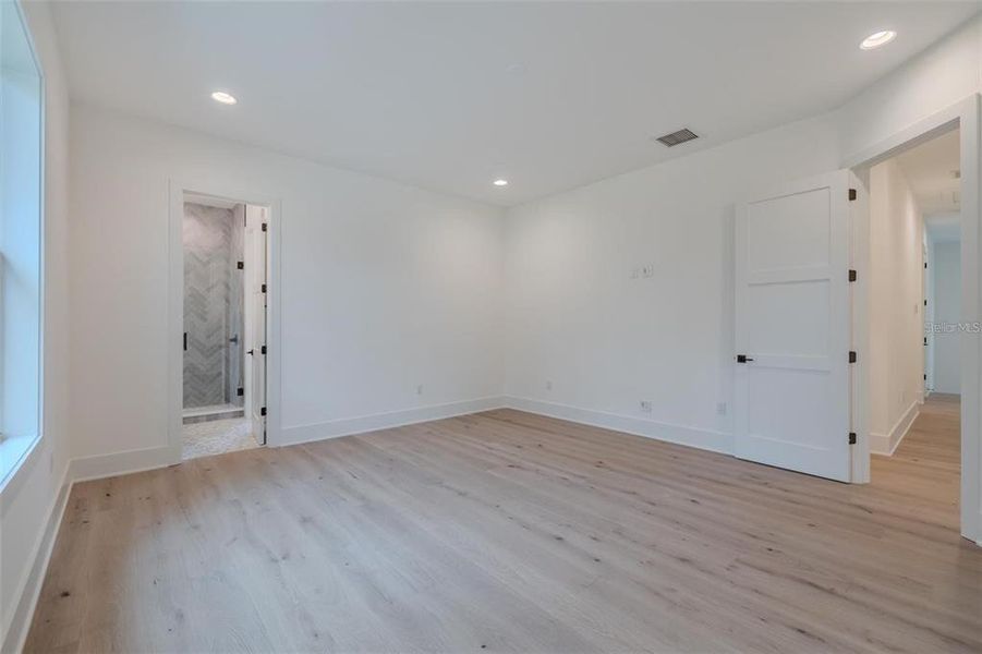 Spacious, unfurnished interior of a new home in , Tampa (Image 43). Spacious, unfurnished interior of a new home in , Tampa (Image 43).