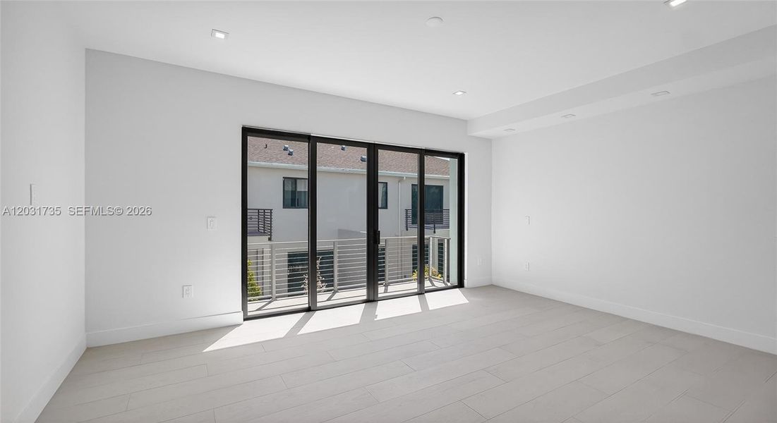 Spacious, unfurnished interior of a new home in , Dania Beach (Image 19).