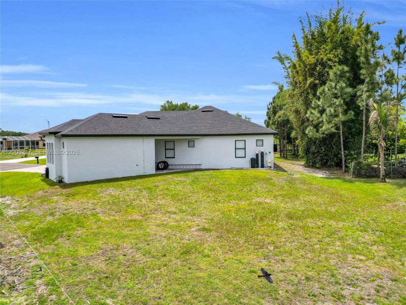 Exterior details and patio area of a home in , Lehigh Acres (Image 4).